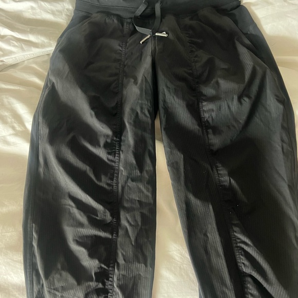 Lulu lemon joggers new with tags. Size 4 - Picture 4 of 6